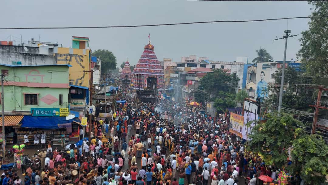 பக்தர்களை காண ஆண்டுக்கு இருமுறை கோயிலில் இருந்து வெளியே வரும் நடராஜர்.