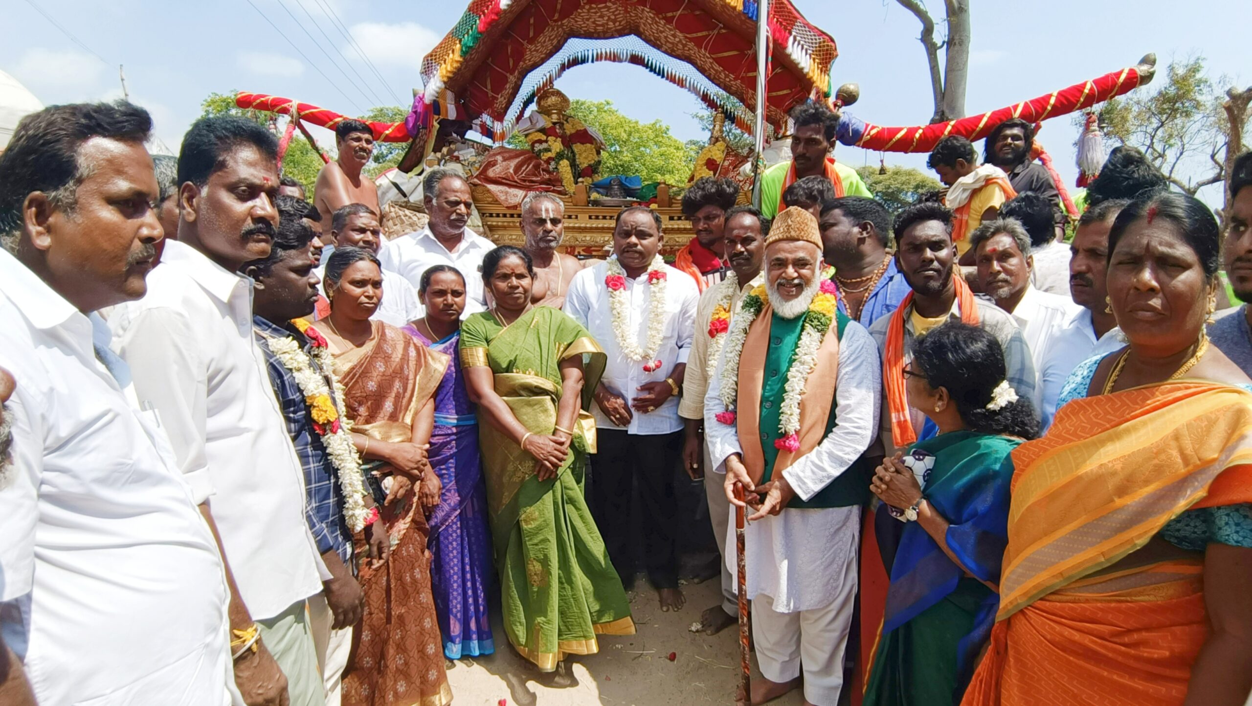 மாசி மகத்தன்று பெருமாளை வரவேற்கும் இஸ்லாமியர்கள்.